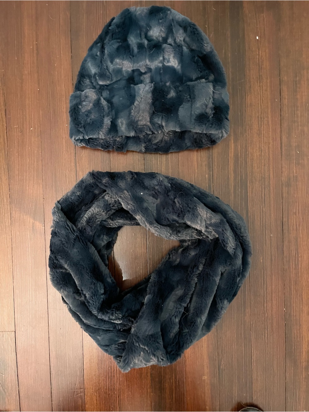 Anthropology “Sleeping On Snow” matching hat and infinity scarf